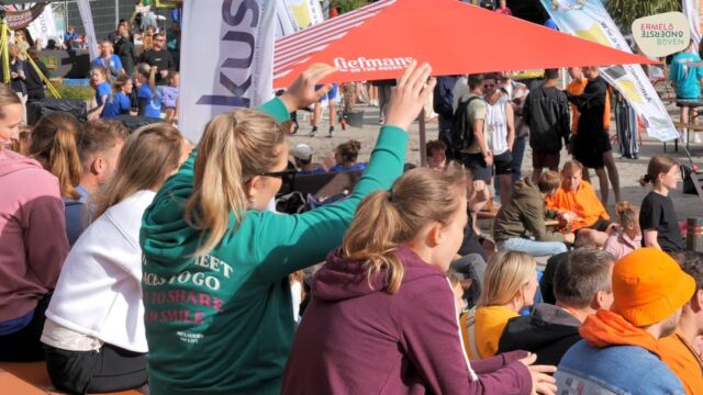 Volleybal en festivalpubliek in Ermelo